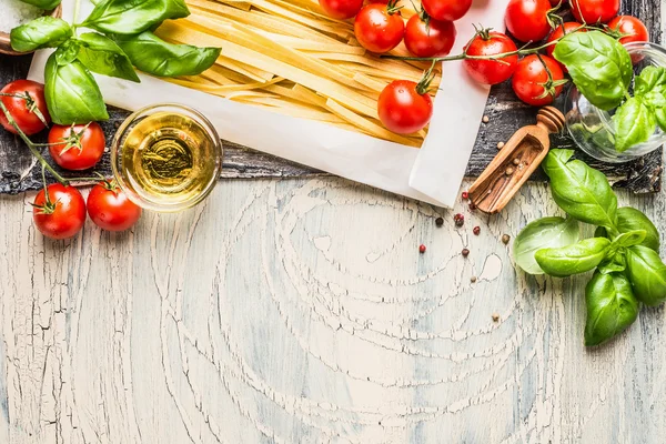 Italské těstoviny s omáčkou Ingredience — Stock fotografie