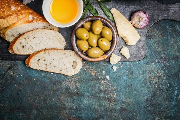 Aceitunas en tazón con baguette — Foto de Stock