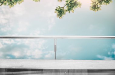 Balkondan gökyüzü ve ağaç dalları görüntüle