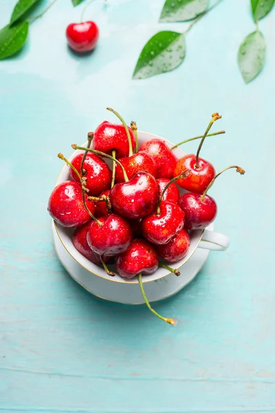 Gamla kopp med sötkörsbär — Stockfoto