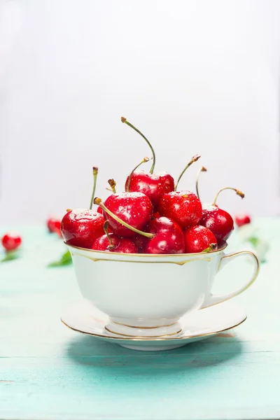 Kopp full av mogna söta körsbär — Stockfoto