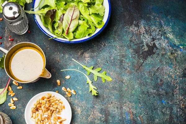 Ensalada de mezcla verde con aliño de aceite — Foto de Stock