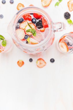 Limonata sürahi ile taze çilek