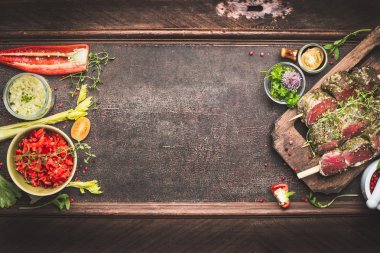 Yeşil otlar ile et şiş