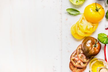 beyaz kesme tahtası dilimlenmiş domates