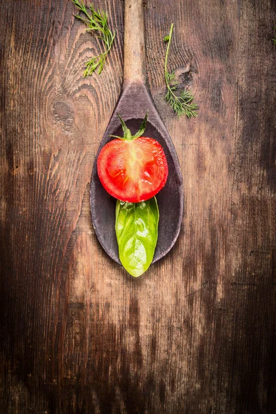Mitad de tomate en cuchara de cocción — Foto de Stock