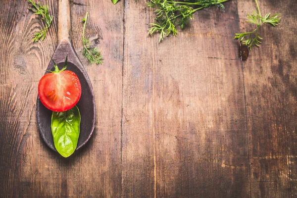 Mitad de tomate en cuchara de cocción — Foto de Stock