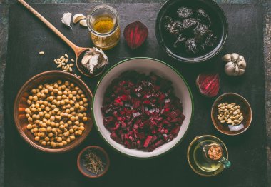 Çam fıstıklı pancar ve salata malzemeleri koyu arkaplanlı nohut ve kuru erik. Tasarımın için fotokopi alanı olan üst manzara. Sağlıklı, düşük kalorili yiyecekler, diyet ve detoks yeme konsepti