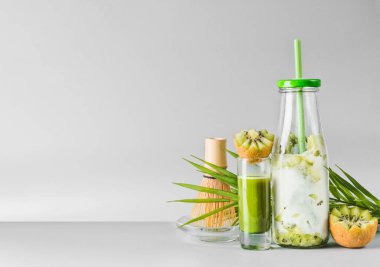 Matcha espresso bardakta ve kivi soslu latte şişede saman içerek. Sağlıklı antioksidan takviyeli içecek. Detoks ve temiz yeme konsepti. Yaz ferahlatıcı içecekler.