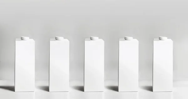 白色包装四边形包装 包装纸板箱果汁或牛奶包装 立在浅灰背景上 空模板盒牛奶或果汁 包装品牌的模拟设计 — 图库照片