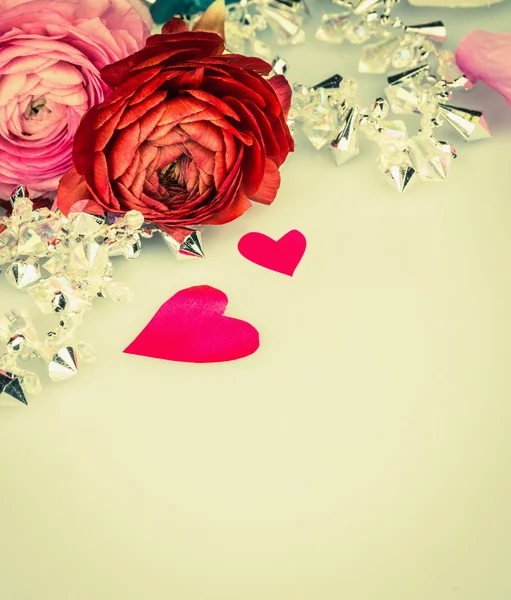Roses avec guirlande de coeur et de verre, fond d'amour, tonifiant — Photo