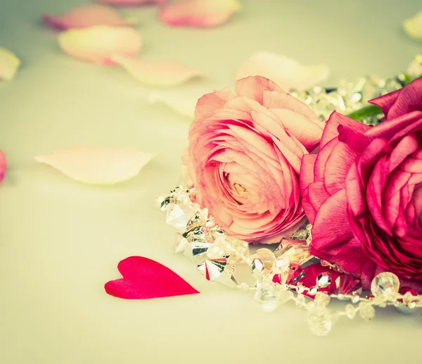 Rosa rosas vermelhas com coração e miçangas, cartão de amor, tonificação — Fotografia de Stock