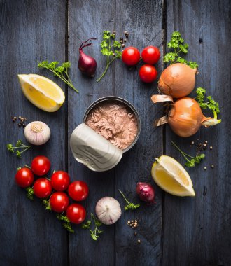 Konserve ton balığı ve bitki, baharat ve mavi ahşap arka plan, üstten görünüm üzerinde limon ile domates sosu için madde