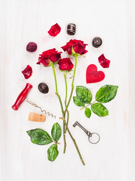 Ημέρα του Αγίου Βαλεντίνου κάρτα με κόκκινα τριαντάφυλλα, κλειδί, καρδιά και τιρμπουσόν, τη σύνθεση για λευκό ξύλινο τραπέζι, κάτοψη — Φωτογραφία Αρχείου