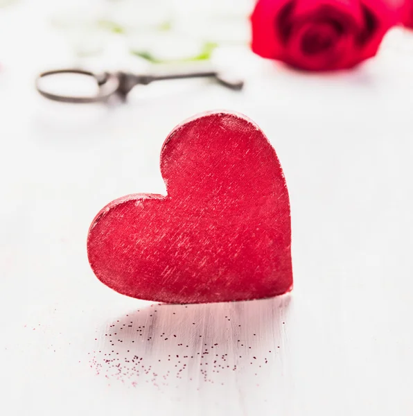 Großes rotes Holzherz über Rose und Schlüsselhintergrund, weiße Valentinstag-Karte — Stockfoto