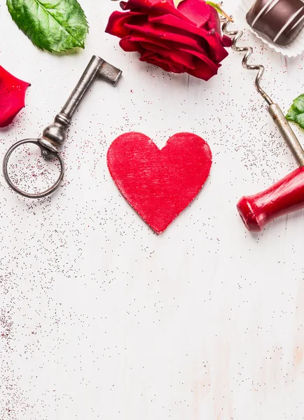 Sleutel, rood hart, roos en chocolade op wit houten tafel, liefde achtergrond, top weergave — Stockfoto