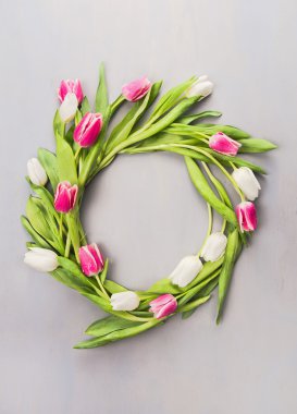 Pembe ve beyaz laleler gri bir duvar çelengi