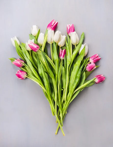 Beyaz ve Pembe Lale buketi gri ahşap arka plan, üstten görünüm