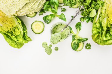 yeşil sebzeler ile jogurt güler yüzlü