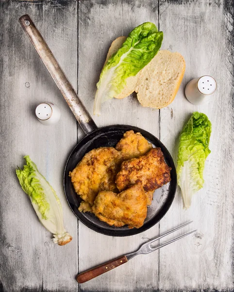 Schnitzel frit dans une vieille poêle — Photo