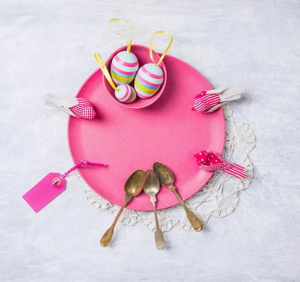 Pink plate on white table — Stock Photo, Image