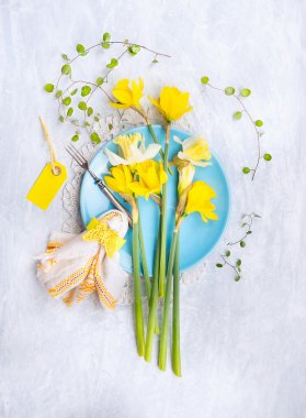 Süslemeleri ile mavi tabak