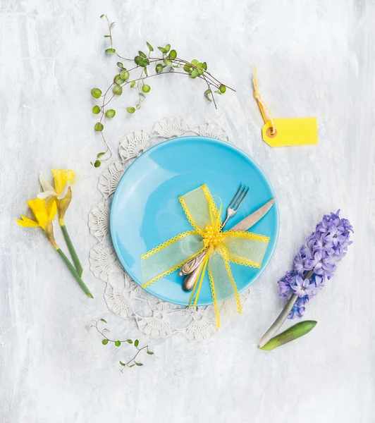 Синяя тарелка с украшениями — стоковое фото