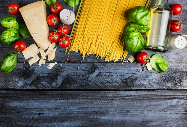 Syrové špagety se zeleninou — Stock fotografie