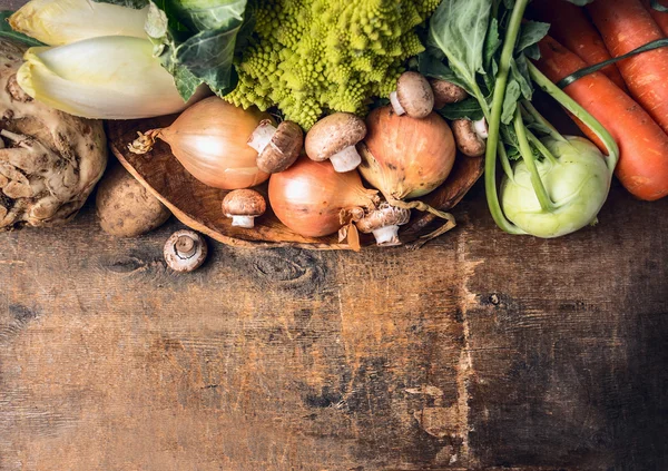 Čerstvá zelenina na starý dřevěný stůl, potraviny pozadí, — Stock fotografie