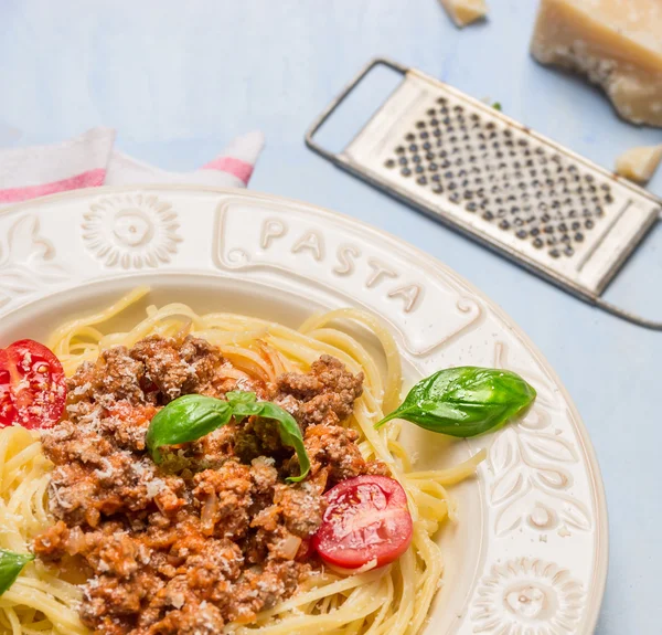 Спагетті Болоньєзе в білій тарілці — стокове фото