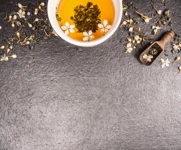 Té de jazmín con cucharada de madera —  Fotos de Stock