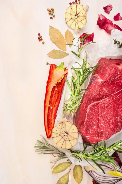 Rohes Fleisch mit Gemüse — Stockfoto