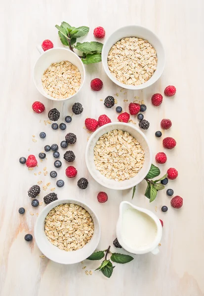 Copos de avena en cuencos — Foto de Stock