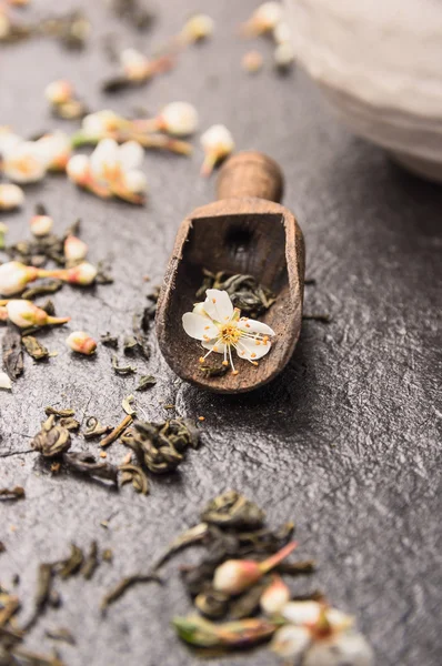 Té de jazmín con cucharada de madera —  Fotos de Stock