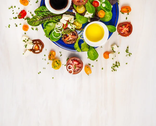 Salade met tomaten en kaas — Stockfoto