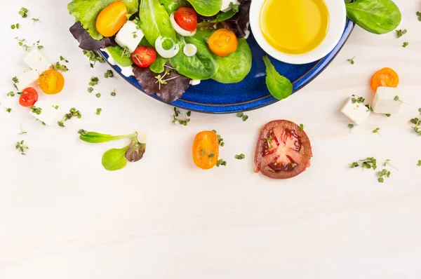 Salada com tomate e queijo — Fotografia de Stock