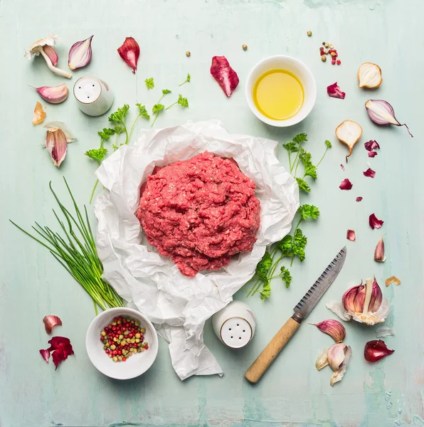 Gehakt vlees met koken ingrediënten — Stockfoto