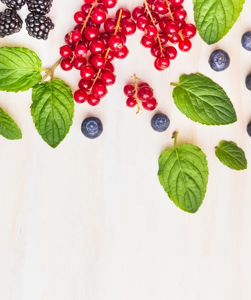 Mint leaves and summer berries — Stock Photo, Image