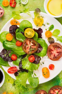 Çok renkli domates salatası
