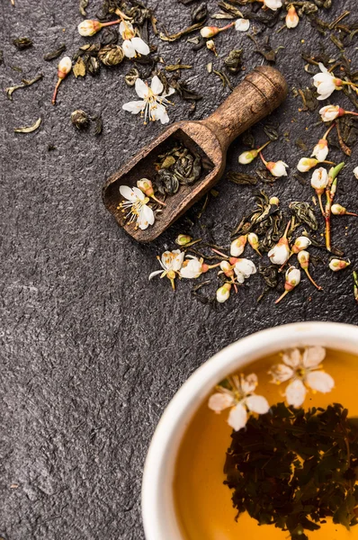 Té de jazmín con cucharada de madera —  Fotos de Stock