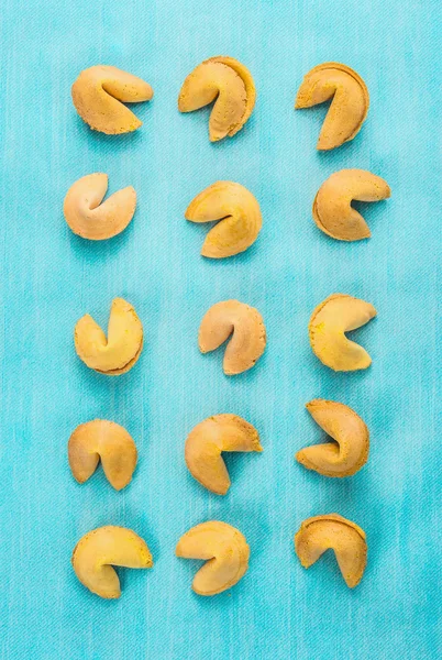 Biscoitos da sorte no fundo azul — Fotografia de Stock