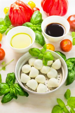 Domates mozzarella salatası yapma