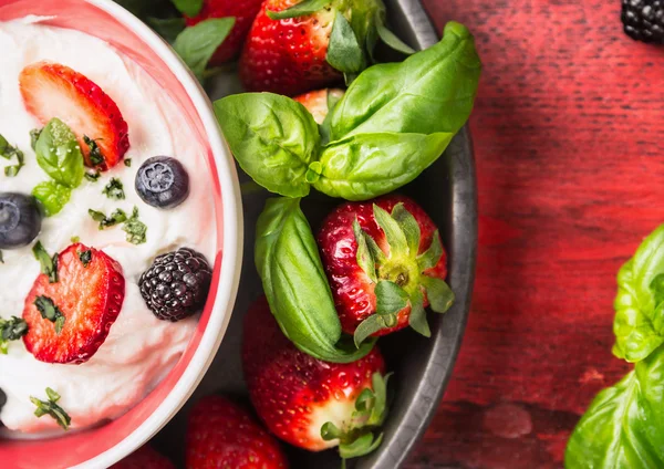 Erdbeeren mit Quark — Stockfoto