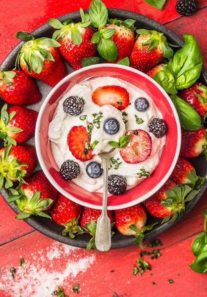 Strawberries with cottage cheese — Stock Photo, Image