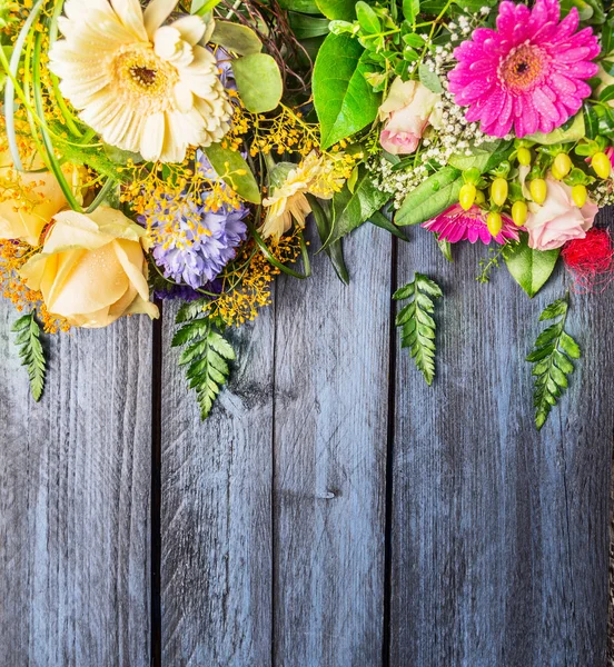 Flores sobre fondo de madera — Foto de Stock