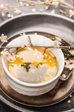 Bir fincan yeşil çay.