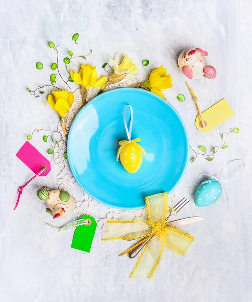 Easter eggs and flowers — Stock Photo, Image