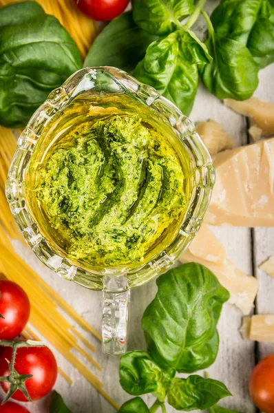 Basilika pesto spaghetti — Stockfoto