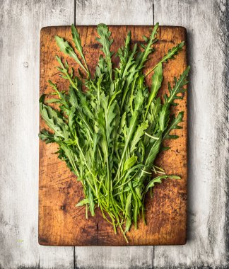 Kesme tahtası üzerinde taze roka