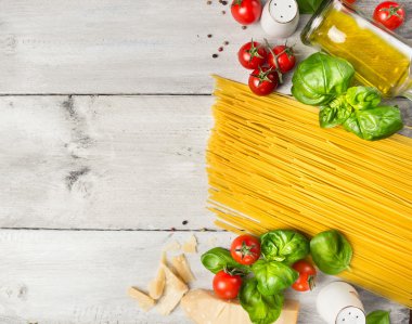 Spagetti yemek pişirmek için malzemeler